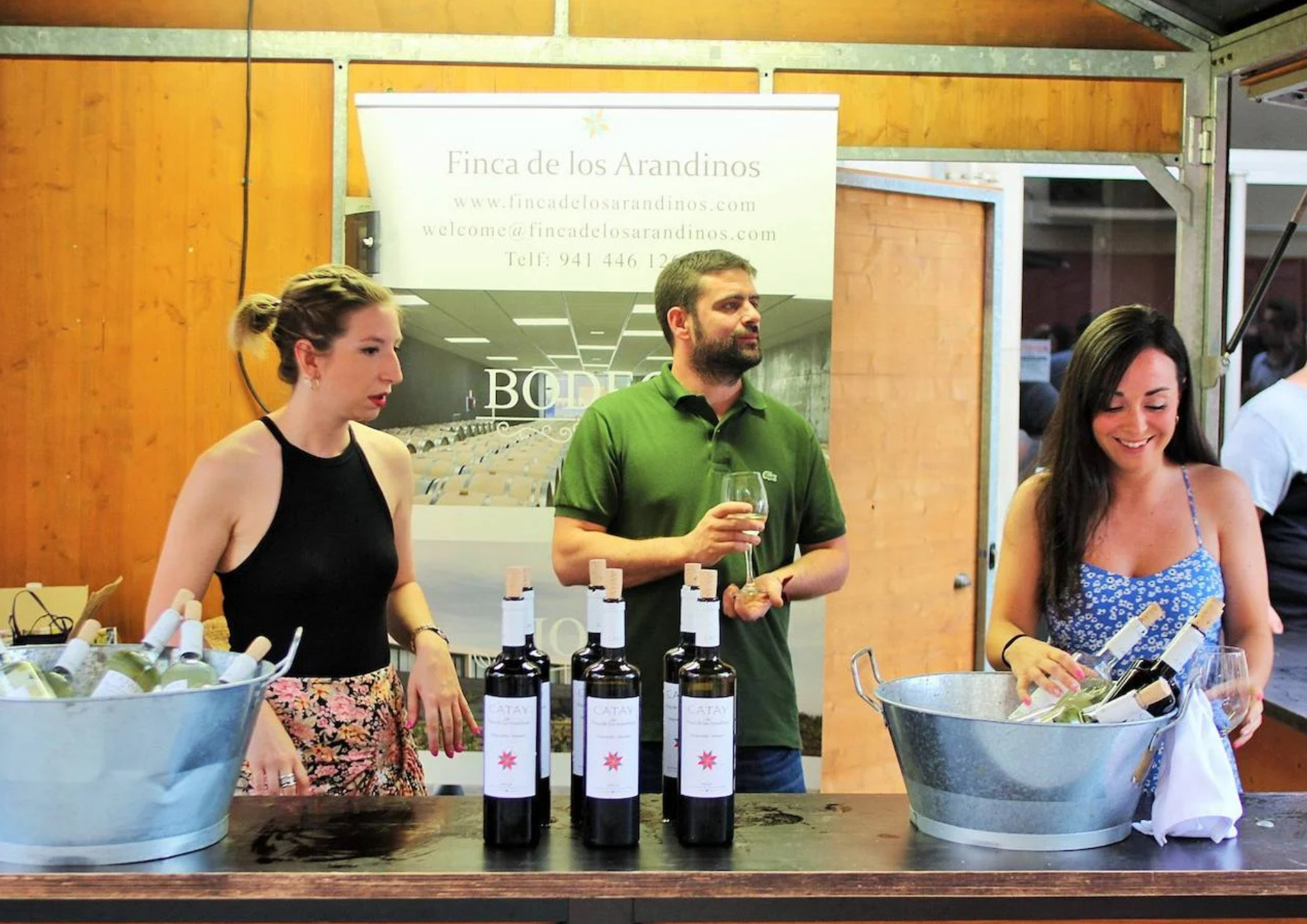 Feria gastronómica con casetas de madera