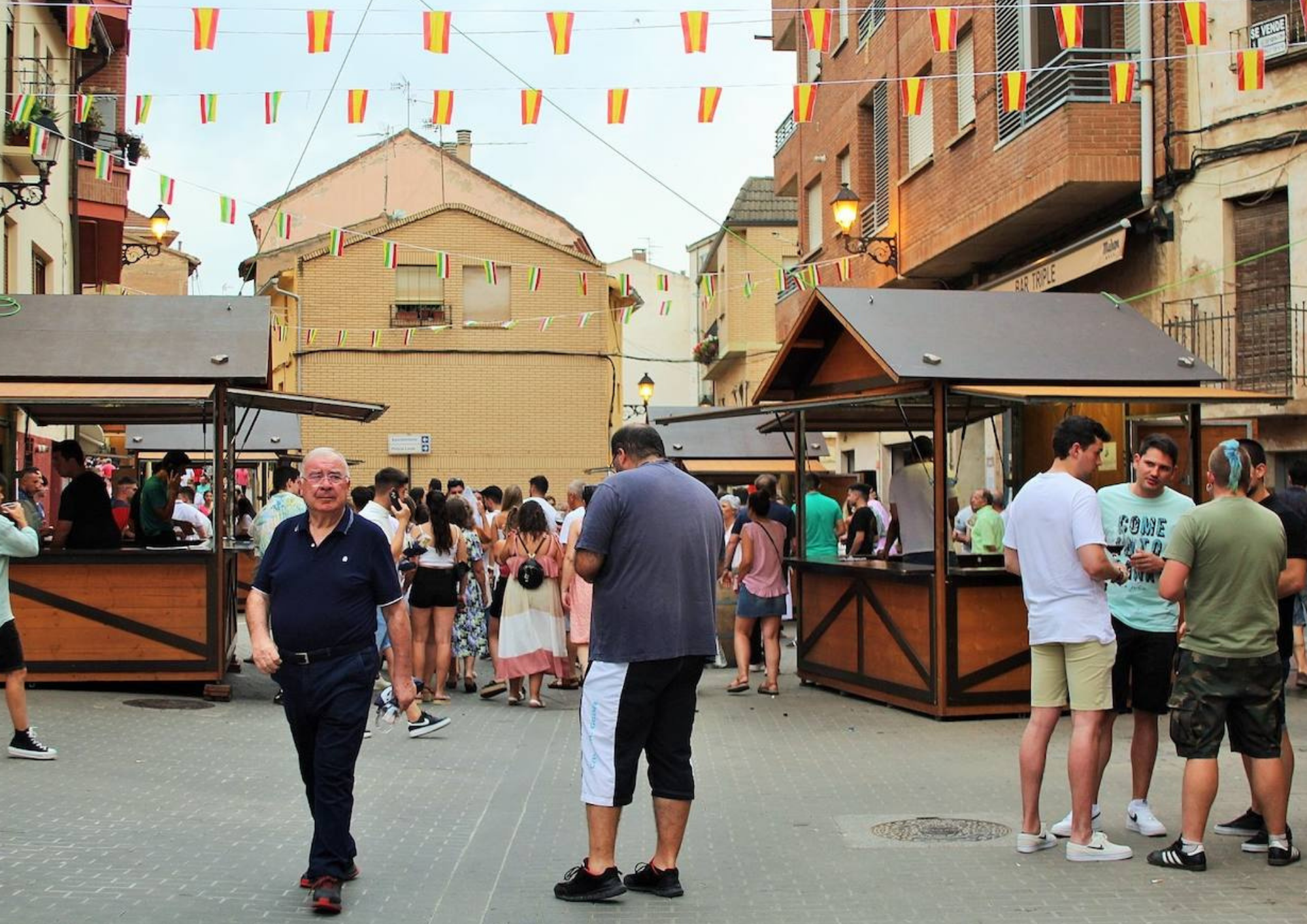 Fila de casetas de madera en feria histórica