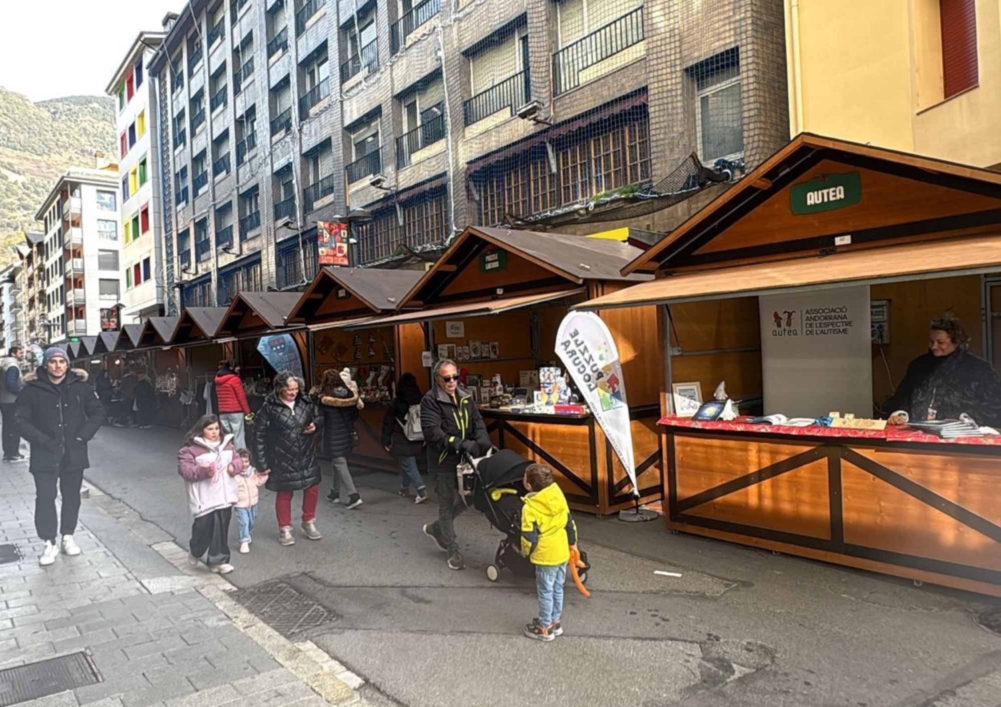 Mercado con casetas de madera en calle comercial
